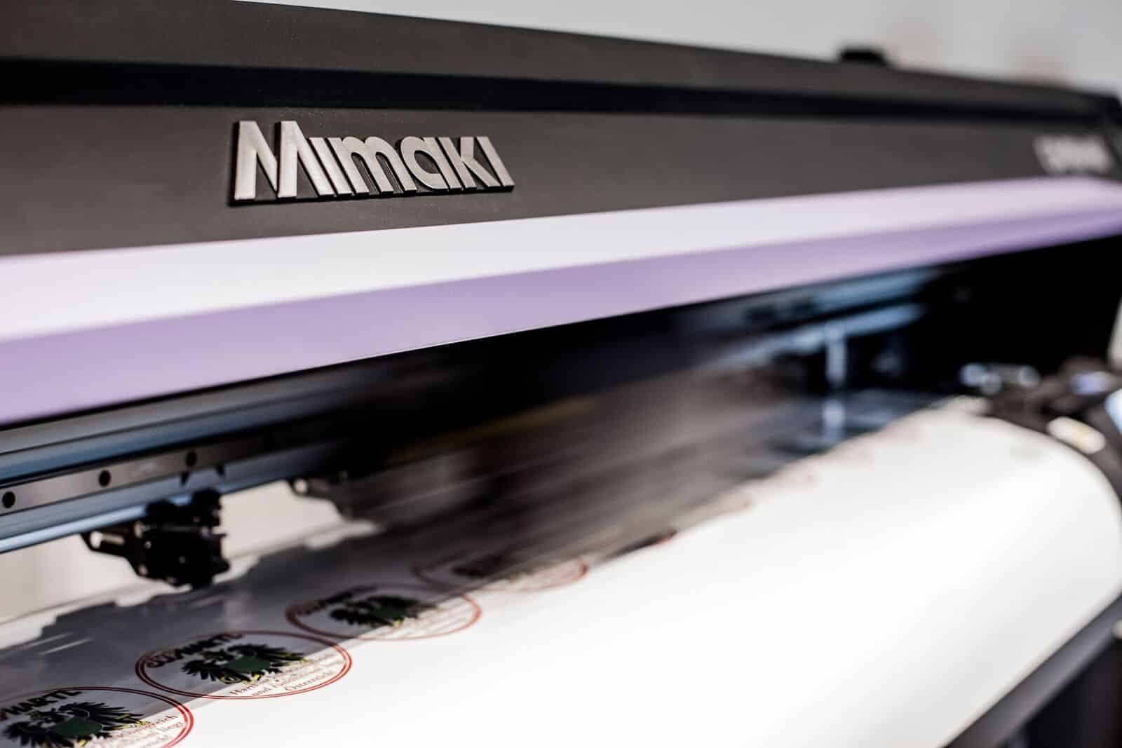 Großformatdrucker druckt Aufkleber