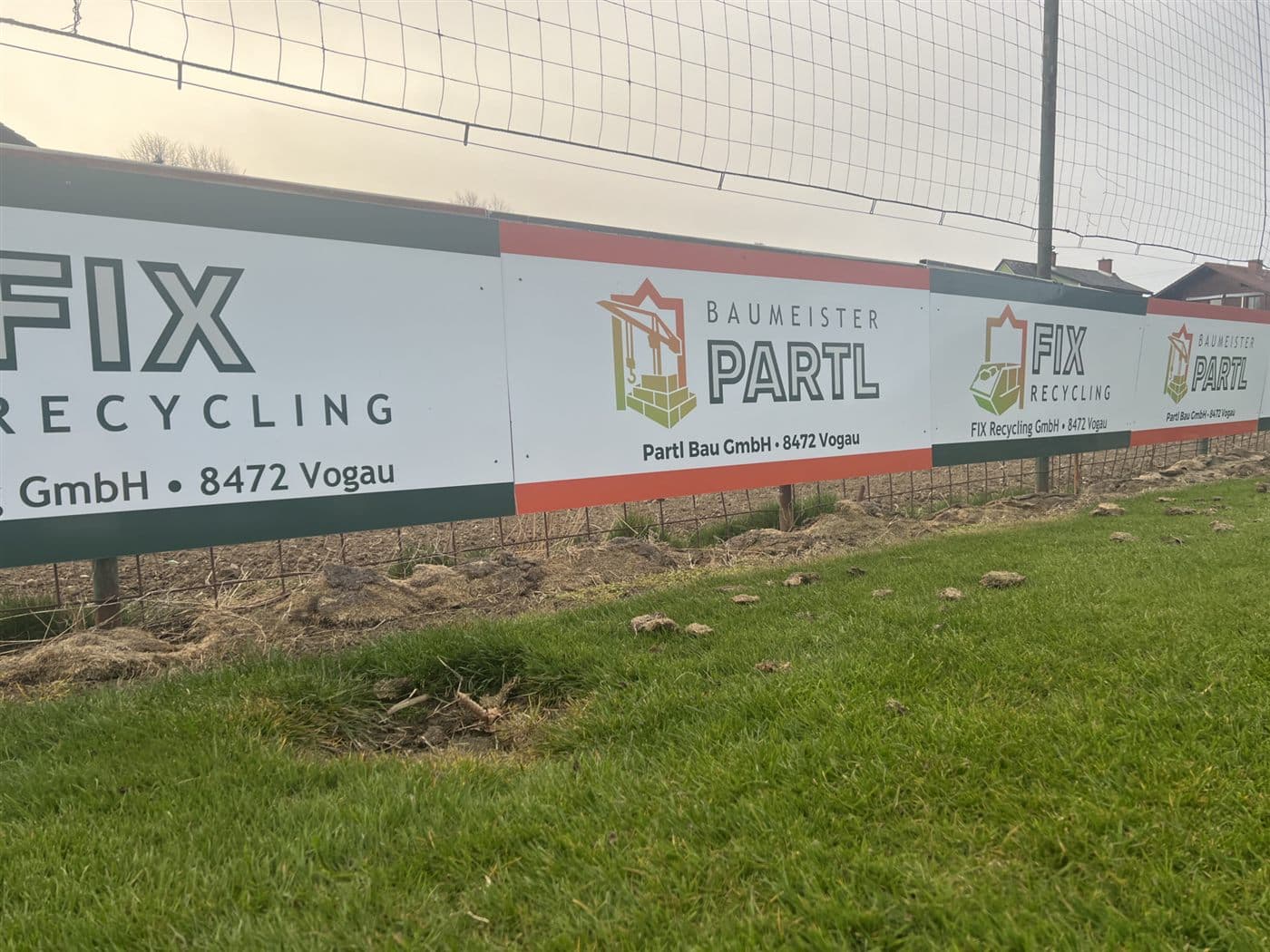 Bandenwerbung am Sportplatz