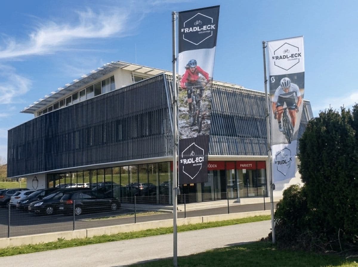 Bedruckte Werbefahnen im Wind