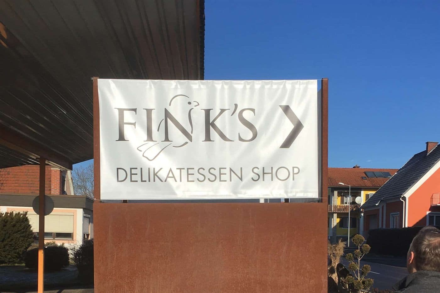 Werbetafel im Außenbereich